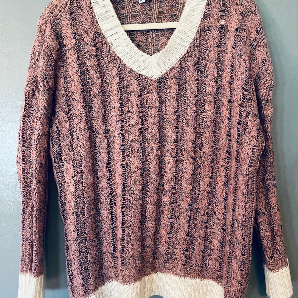 Spring Dusty Rose Cable-Knit V-Neck Sweater with Cream Trim